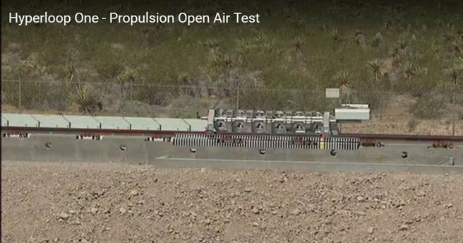 Hyperloop One电磁车模型的测试画面。
