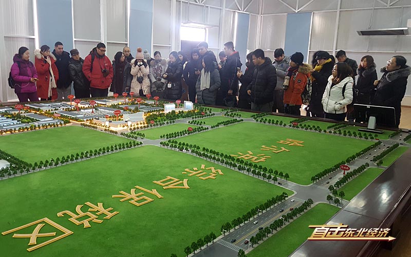 “直击东北经济·黑龙江”主题活动,媒体记者、专家在哈尔滨进行采访。焦洋 摄