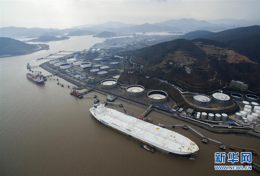 2月16日,超巨型原油轮“泰欧”号停泊在宁波舟山港大榭港区实华二期45万吨原油码头。